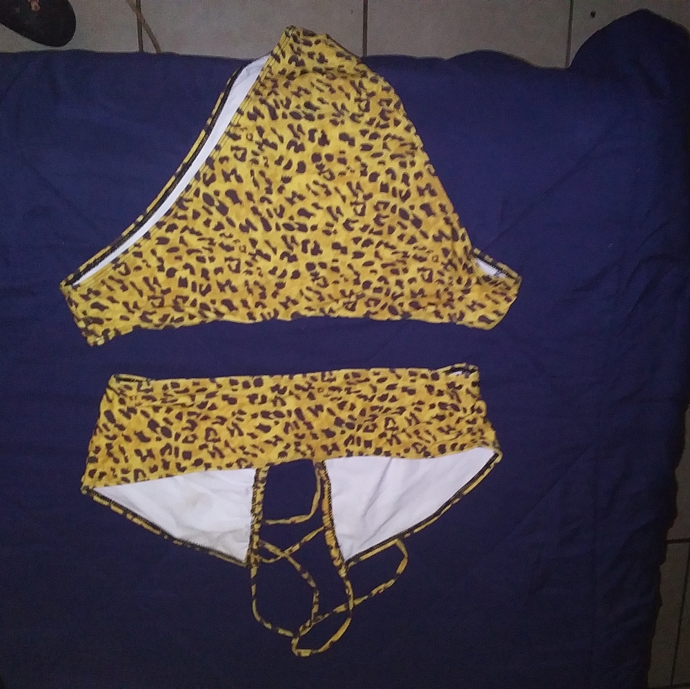 Bathing suits - Picture 3 of 9